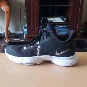 Youth basketball shoes